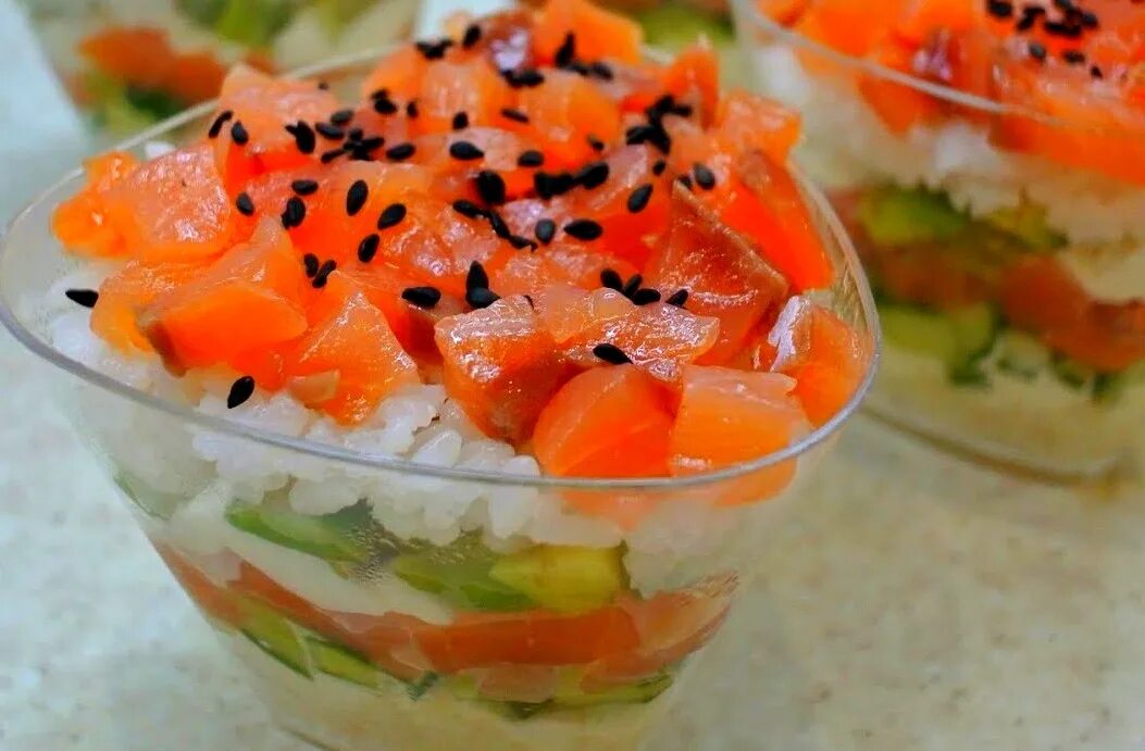 Салат в стаканчике с красной рыбой. Тенерифский салат-коктейль. Салат в креманке. Салат сытый боцман. Авокадо лосось веррин.