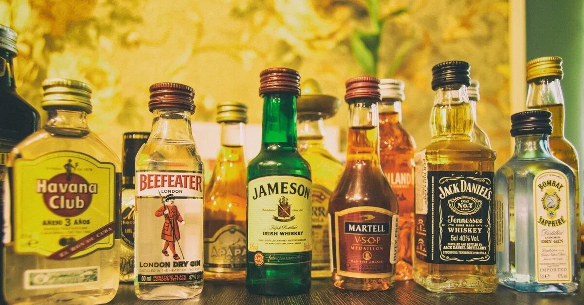 Мини бутылочки с алкоголем. Мини бутылки алкоголя. Мини алкоголь 50 мл. Мини алкогольные. Набор маленьких бутылочек с алкоголем.
