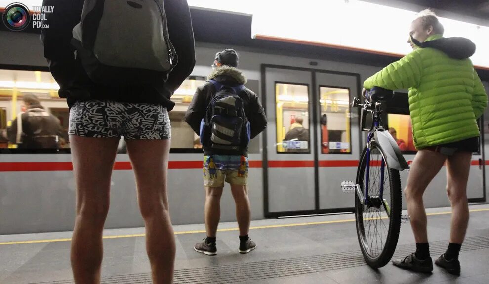 Книга продавец без штанов. День без штанов. no pants subway ride london 2014. кен без штанов.