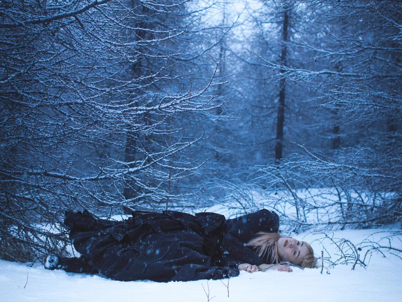 Снег голодный. Снег лежит. Девушка зимой. Фотосессия в заснеженном лесу. Девушка лежит на снегу.