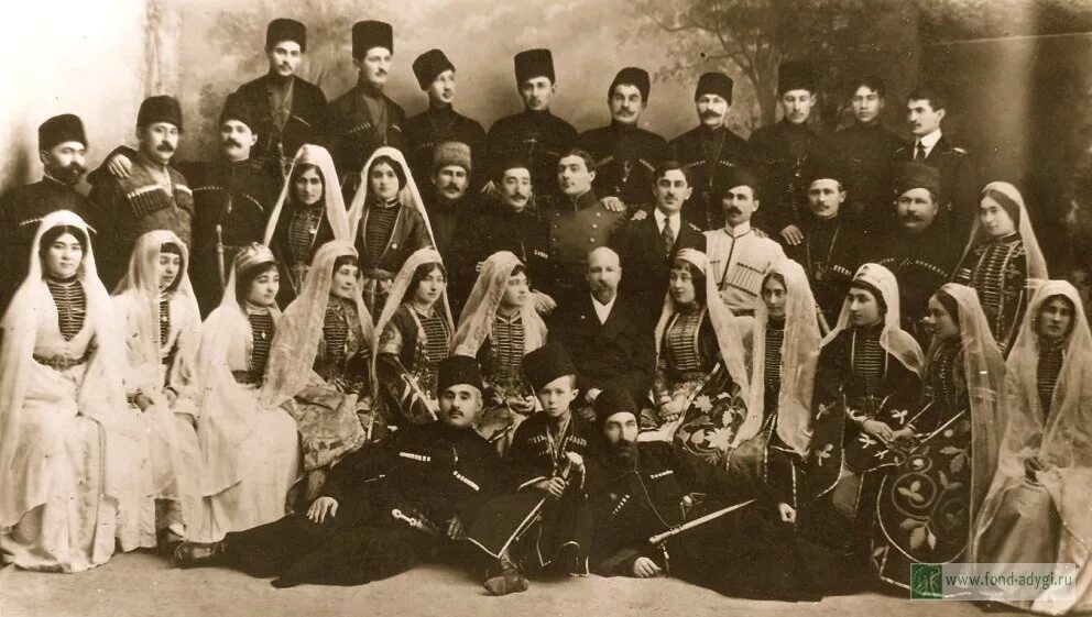 Осетинки 19 века. Адыги в кабардино балкарии. Карачаевцы 19 век. Кабардинцы балкарцы черкесы. Народы кавказа 19 век адыги.