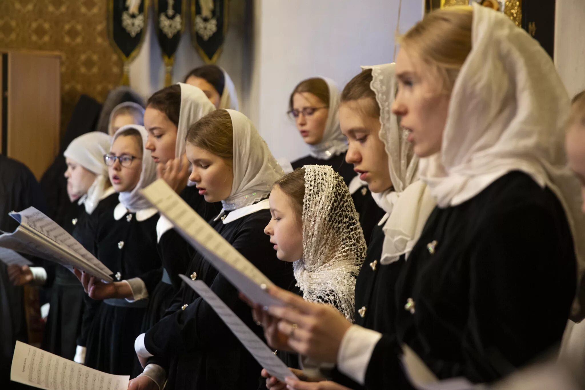 Православная Церковь клирос. Церковный хор. Православный церковный хор. Певчий церковного хора. Поет песнопение