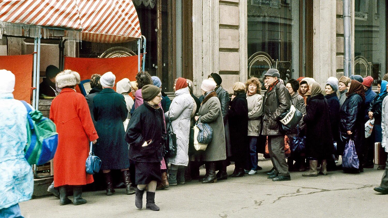 жизнь очередь. жизнь это очередь за смертью. 90-е годы. очереди в ссср 1990. ссср в 90 е годы очередь в магазин.