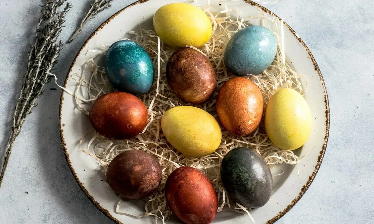 Окрашивание яиц. Окрашивание яиц на Пасху. Окрашивание яиц натуральными продуктами. Пасхальное украшение.