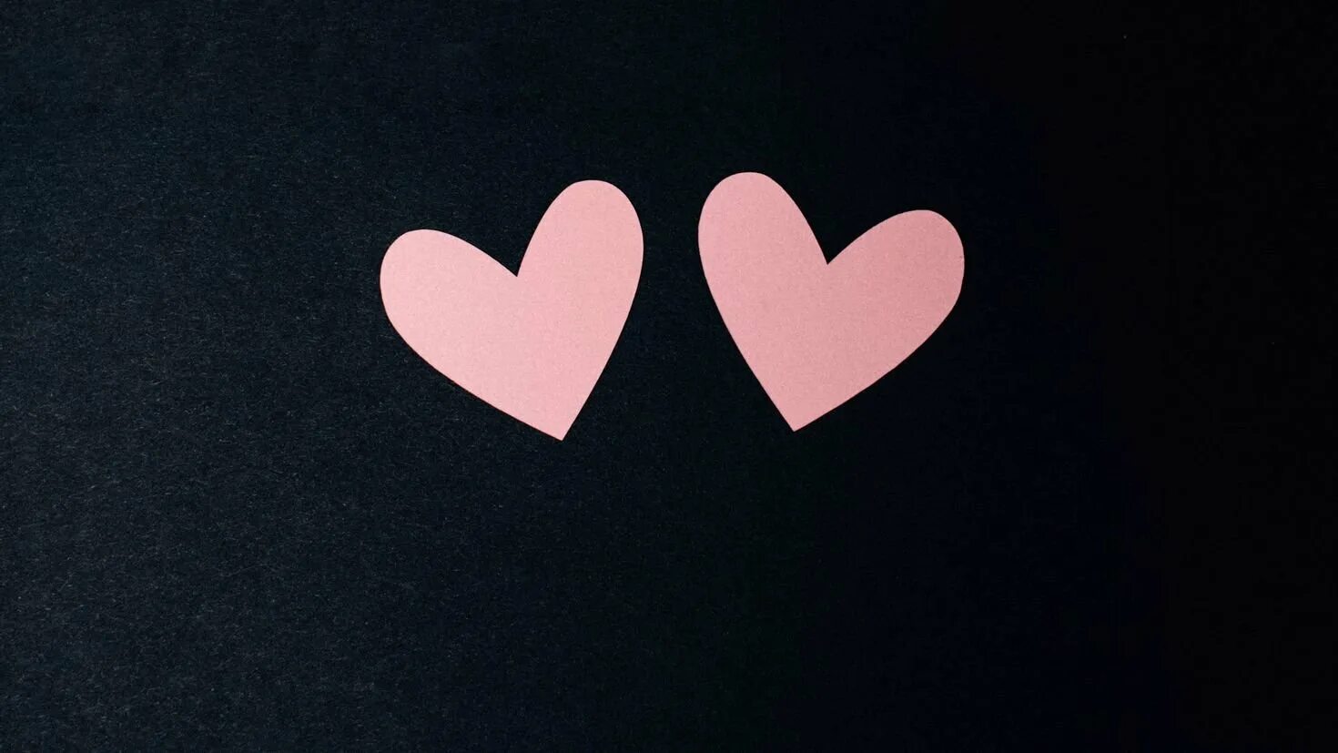 Сердечко. Сердечки на рабочий стол. Розовое сердечко на черном фоне. Сердечко Минимализм. Сердечко картинка эстетика