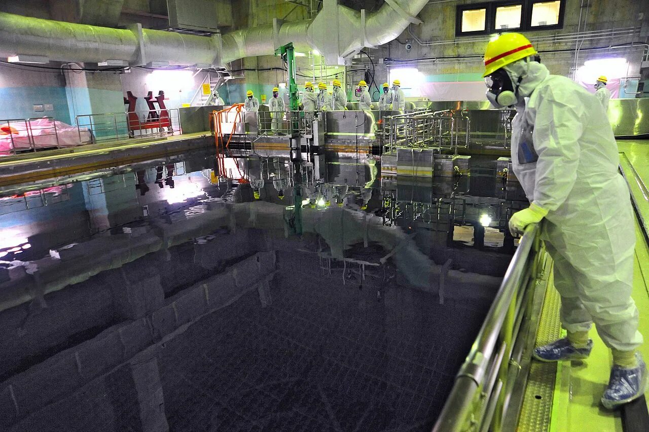 Горючее ядерного реактора. Уран для АЭС. Авария на АЭС Фукусима-1. Ядерщик на АЭС. Радиоактивный реактор.