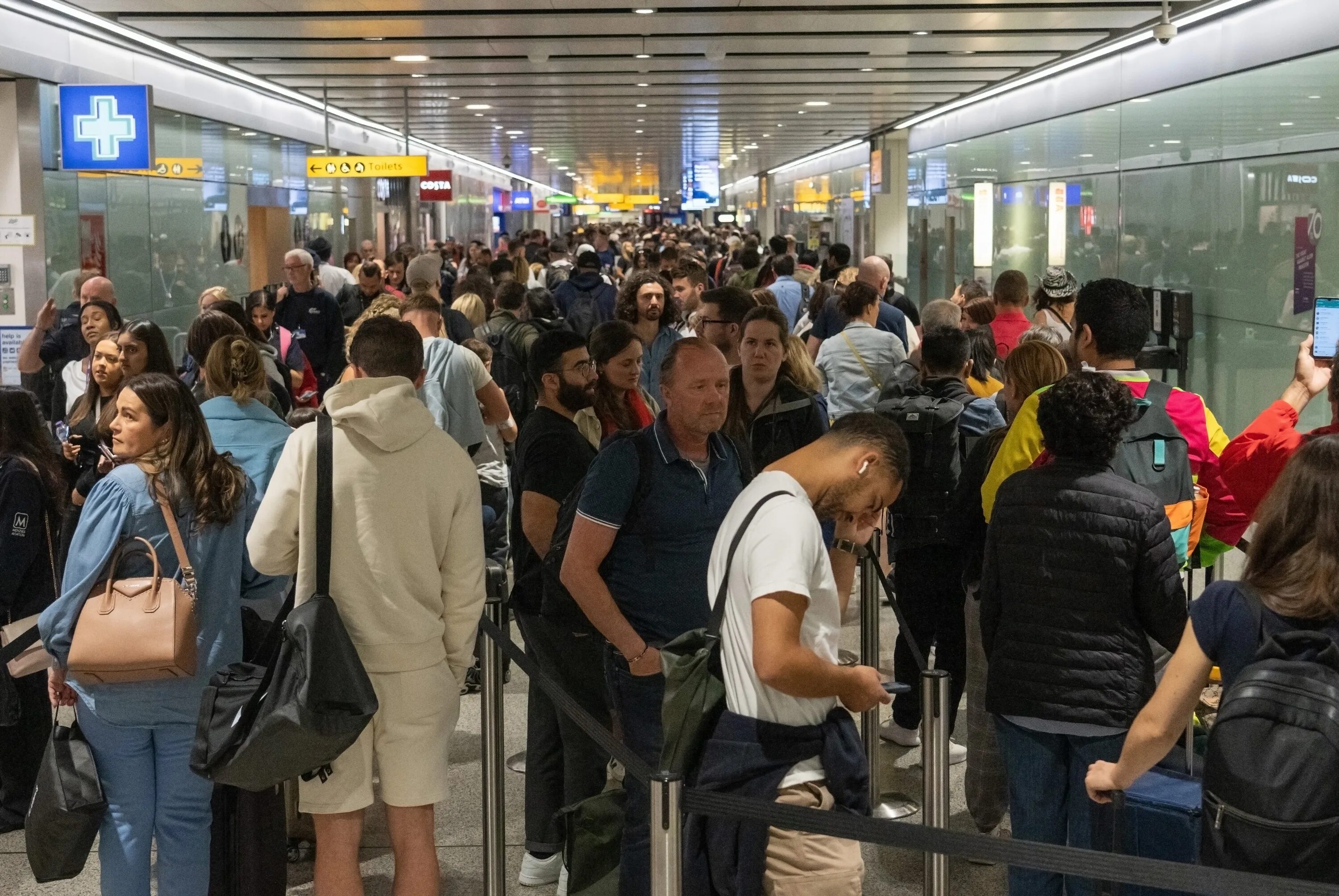 Ожидание в аэропорту. Пассажиры в аэропорту. Застряли в аэропорту. Ожидание в аэропорту. Очередь в аэропорту.