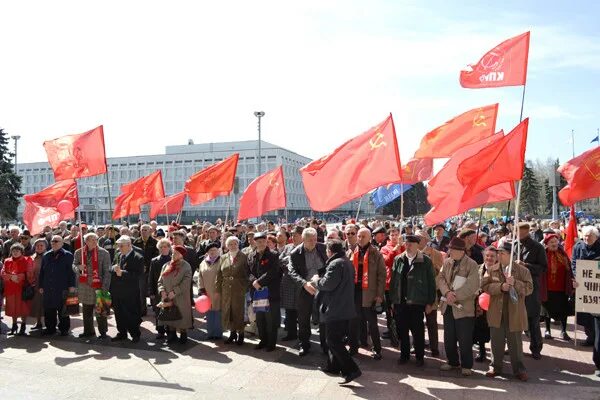 Работа в красном мае