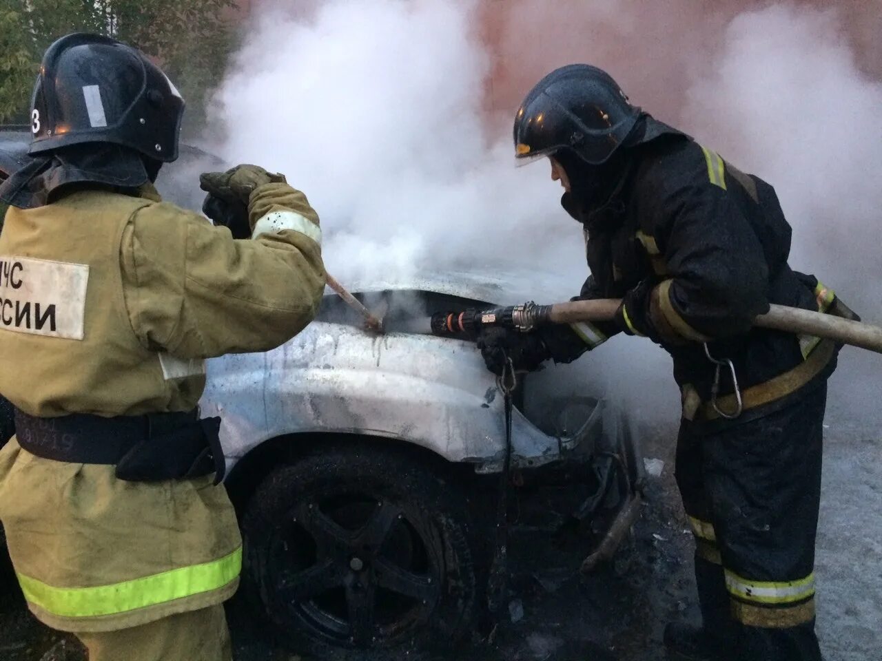 Средства сгорели. Возгорание автомобиля. МЧС тушат машину. Пожары на транспортных средствах.