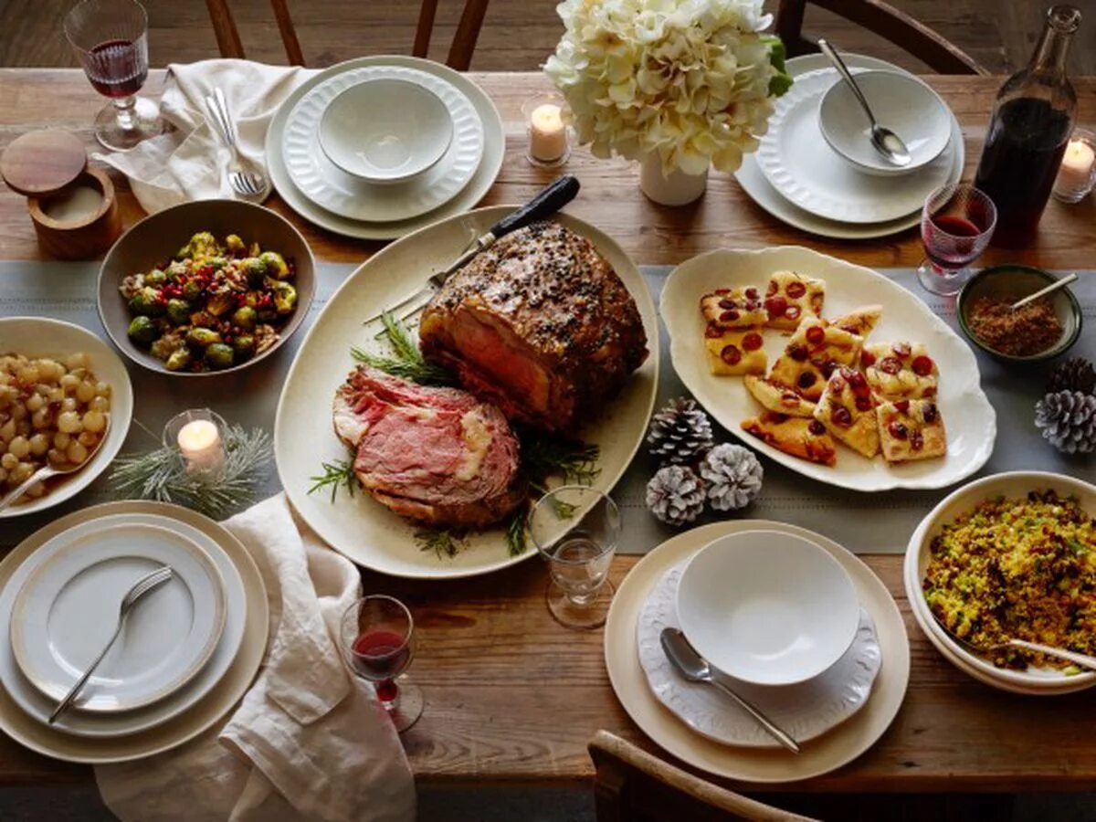 Воскресный семейный обед. Воскресный обед. Домашний стол с едой. Традиционный английский ужин. Накрытый стол с едой.