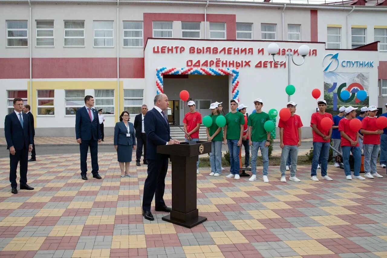 Спутник черкесск. Центр одаренных детей Спутник КЧР. Центр молодёжи Спутник КЧР. Центр одаренных детей Черкесск. Школа для одаренных Черкесск.