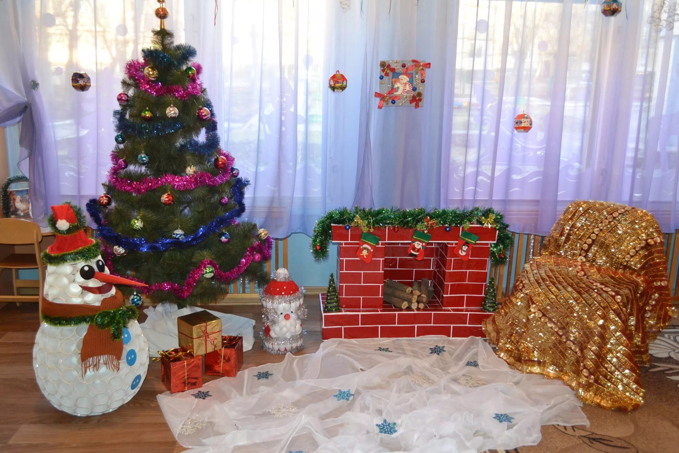 выставка елок в доу. доу елочки. елочка картинка. дети украшают елку в детском саду. новый год в школе.