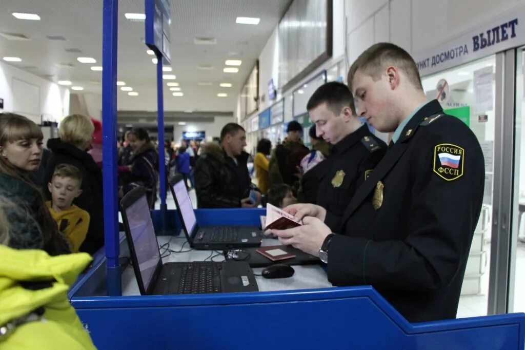 Приставы ограничили выезд. Приставы в аэропорту. Судебные приставы аэропорт. Служба судебных приставов аэропорт. Приставы задержали в аэропорту.