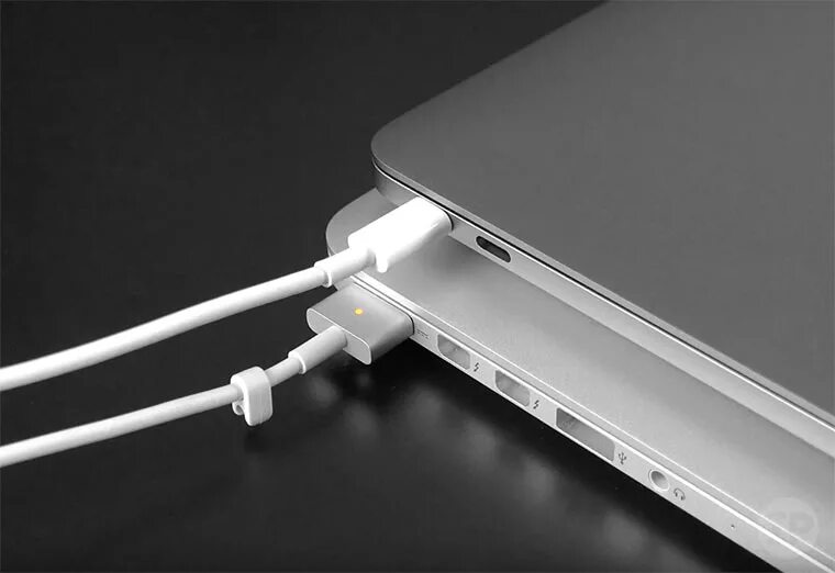 Можно ли заряжать ноутбук через type c. Зарядка macbook air 2025. macbook pro 2025 разъемы. macbook air 2025 type c. type-c разъем mac air.