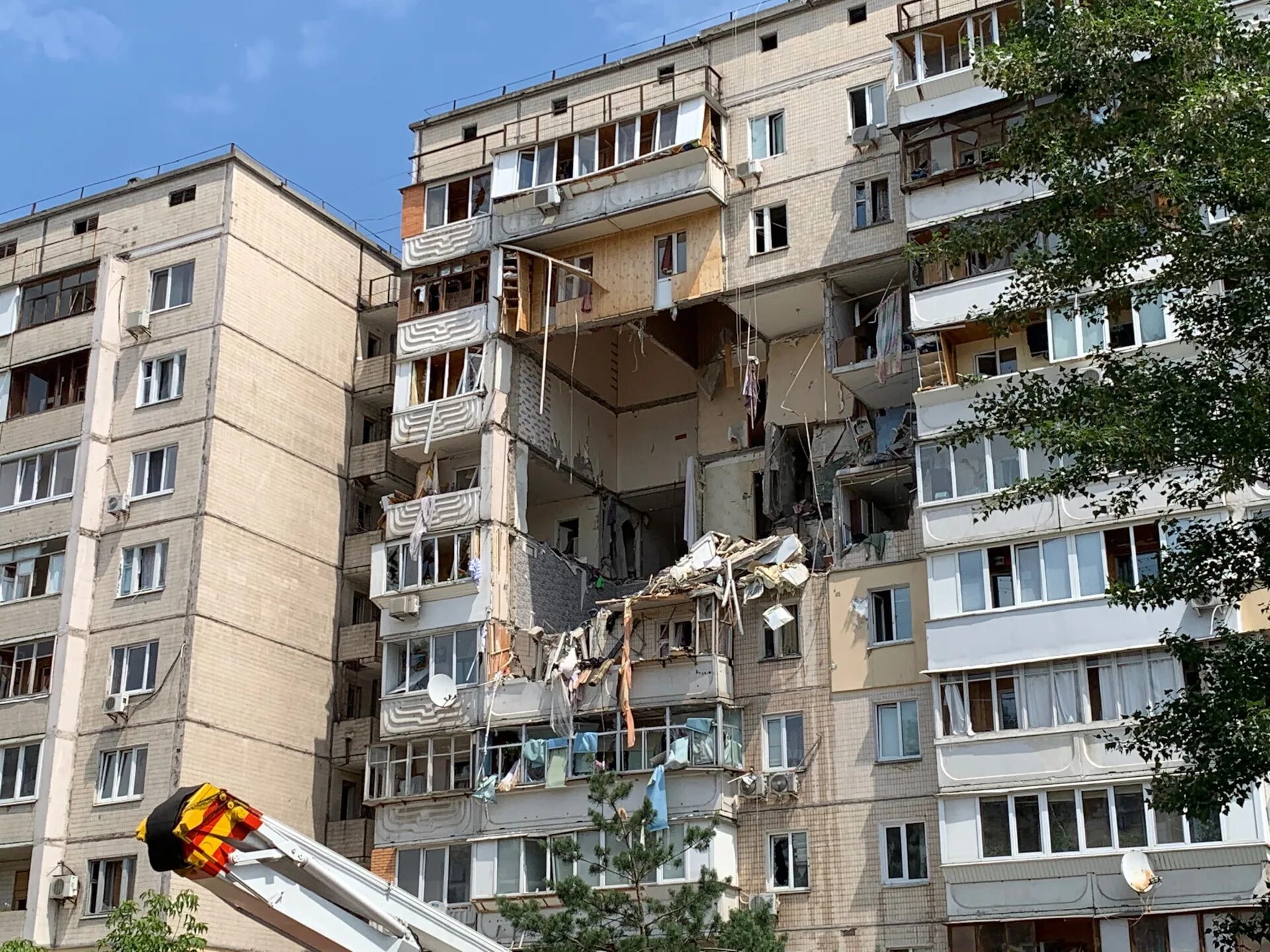 Разрушенный взрывом дом. Квартира разрушение. Разрушенная многоэтажка квартира. Взрыв дома. Взорванный дом в Киеве.
