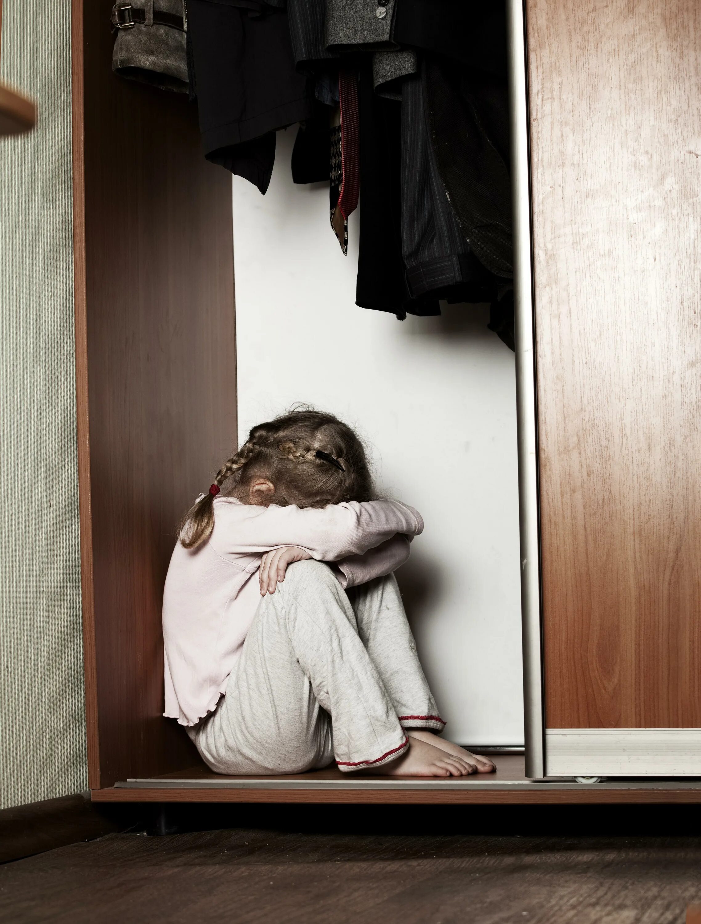 Девочка спряталась. Девушка прячется за деревом. Девушка спряталась в шкафу. Книга для девочек. Спрятался в шкафу.