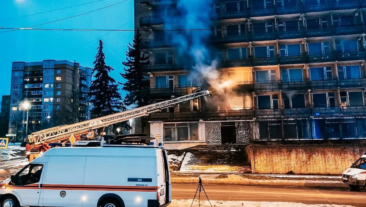 Пожар в доме. Пущино флагман выпал из окна. Псч52 пущино фото. Пожарные тушат дом. Пущино происшествия.