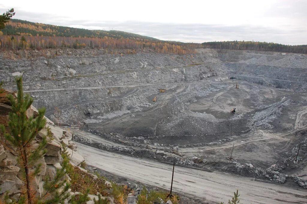 Карьер гора хрустальная екатеринбург официальный сайт. Карьер гора хрустальная. Гора хрустальная екатеринбург. Кварц гора хрустальная. Завод сухих смесей вселуг.