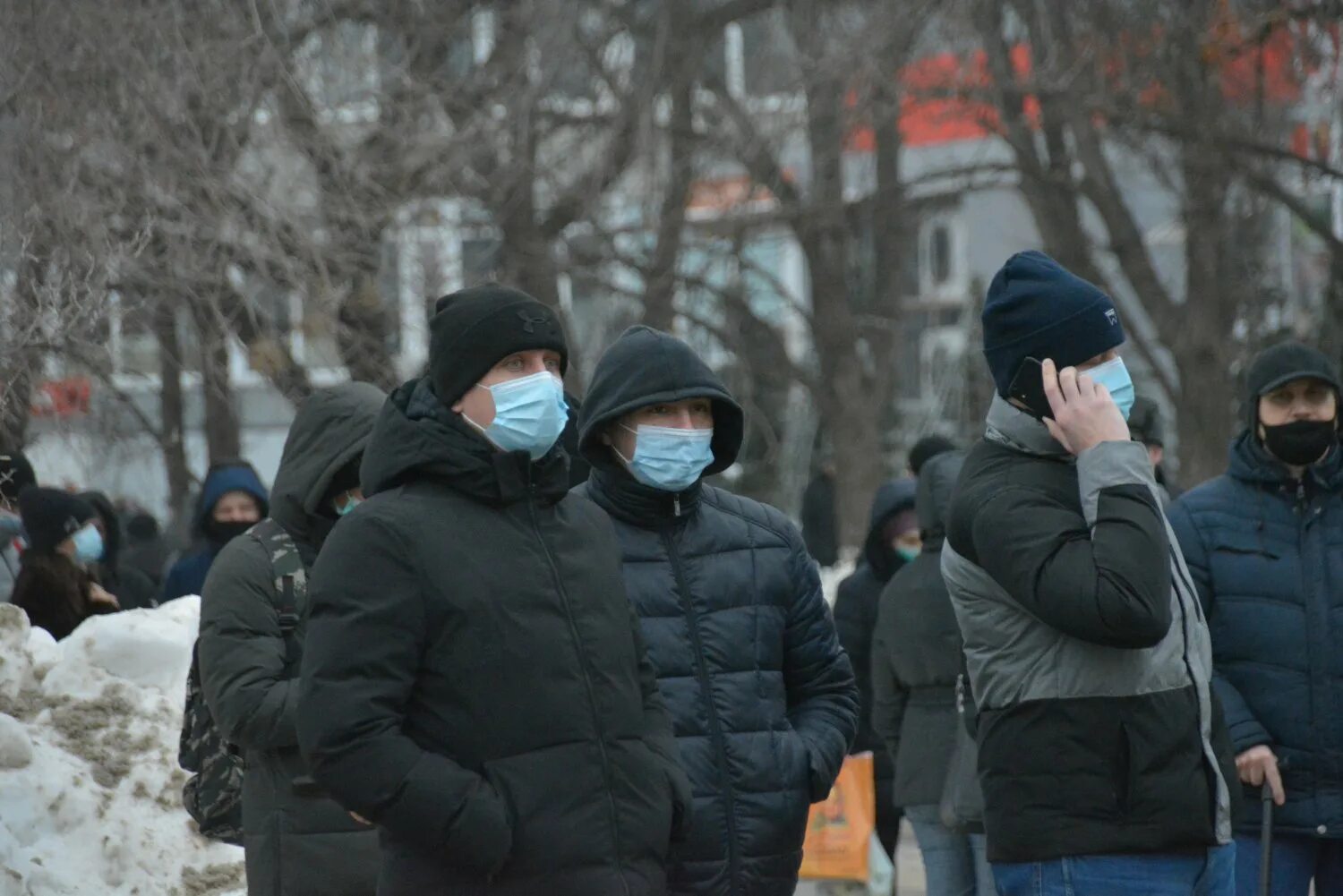 Митинг ук. Несанкционированный митинг Петрозаводск. Митинг в Саратове 06.03 в парке Победы. Покровский парк стихийный митинг.