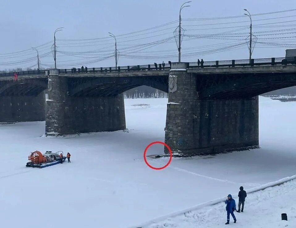 Упавший мужчина с моста. Нововолжский мост Тверь. Новый Волжский мост. Михайловский мост Тверь. Речной новый мост в Твери.