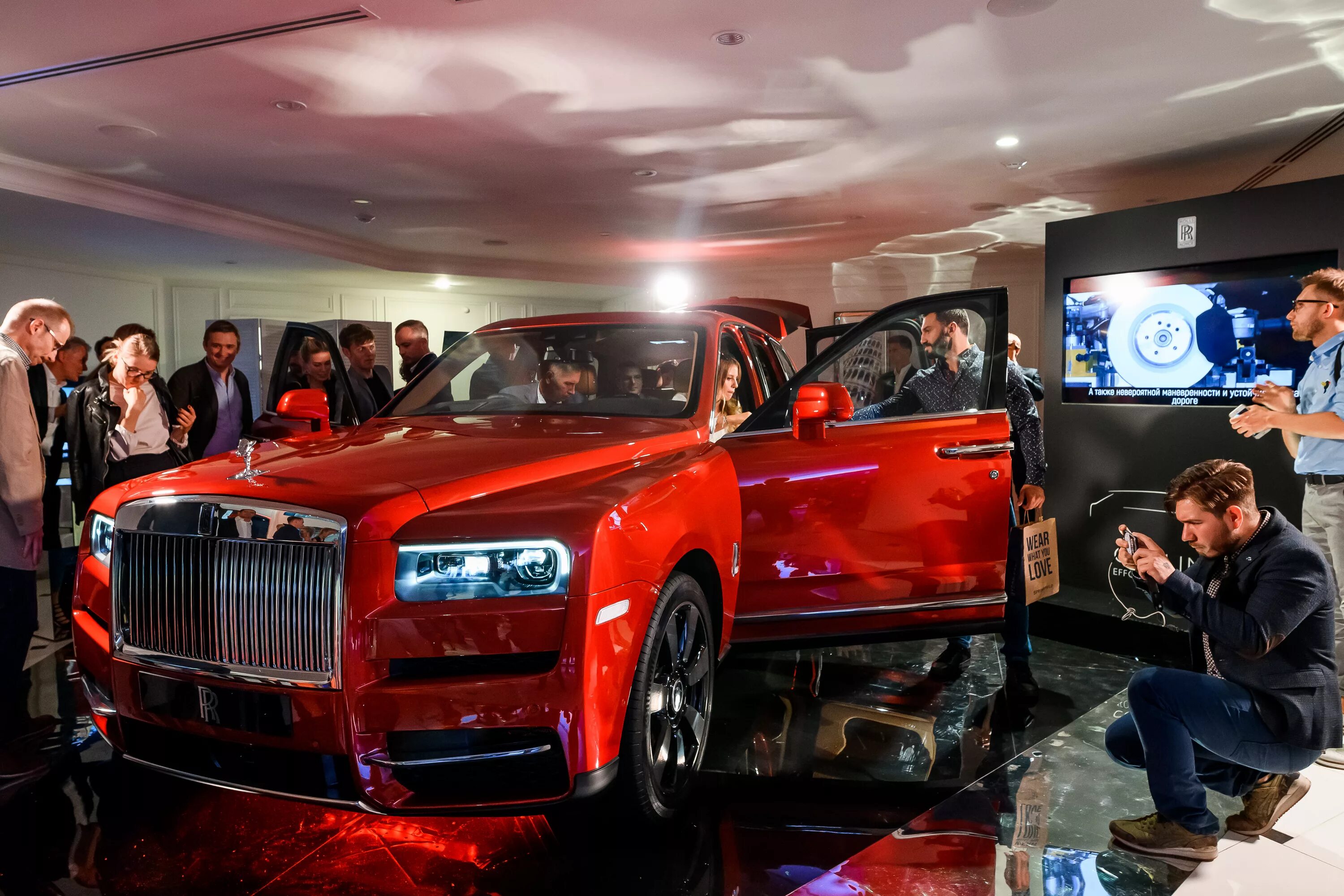 Машина за 1000000 рублей в 2024. Кроссовер Rolls-Royce Cullinan Москва. Презентация Rolls Royce Авилон. Роллс Ройс дилерский центр. Rolls Royce центр в Москве.