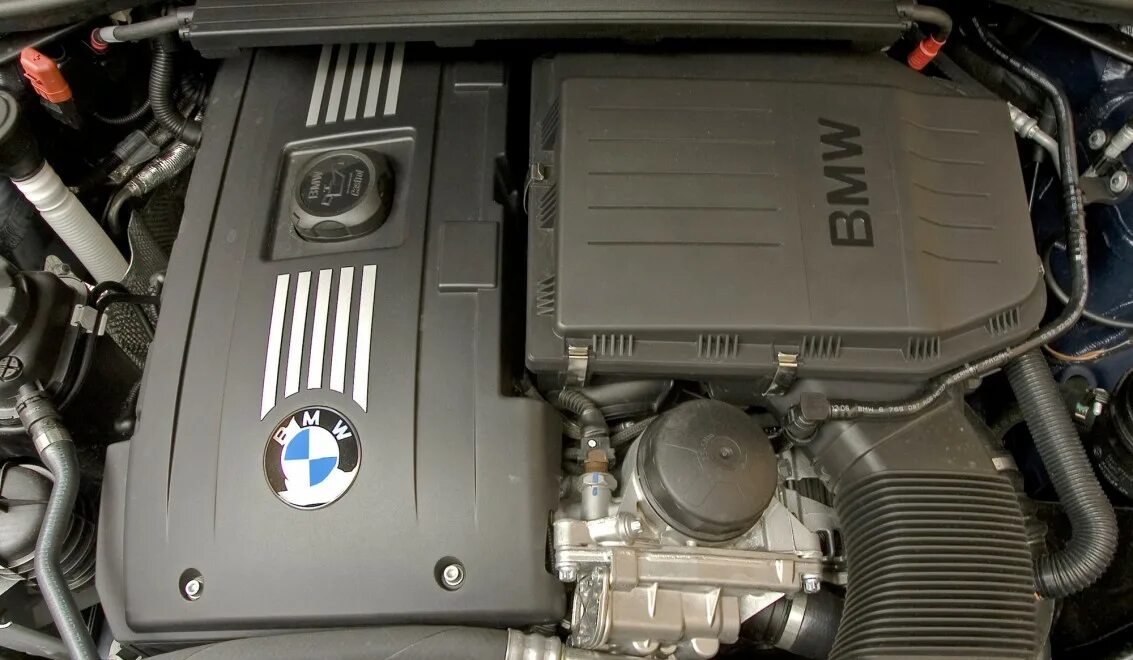 4. M3 e92 двигатель. Bmw e92 подкапотка. Bmw n54b30. E92 bmw мотор.