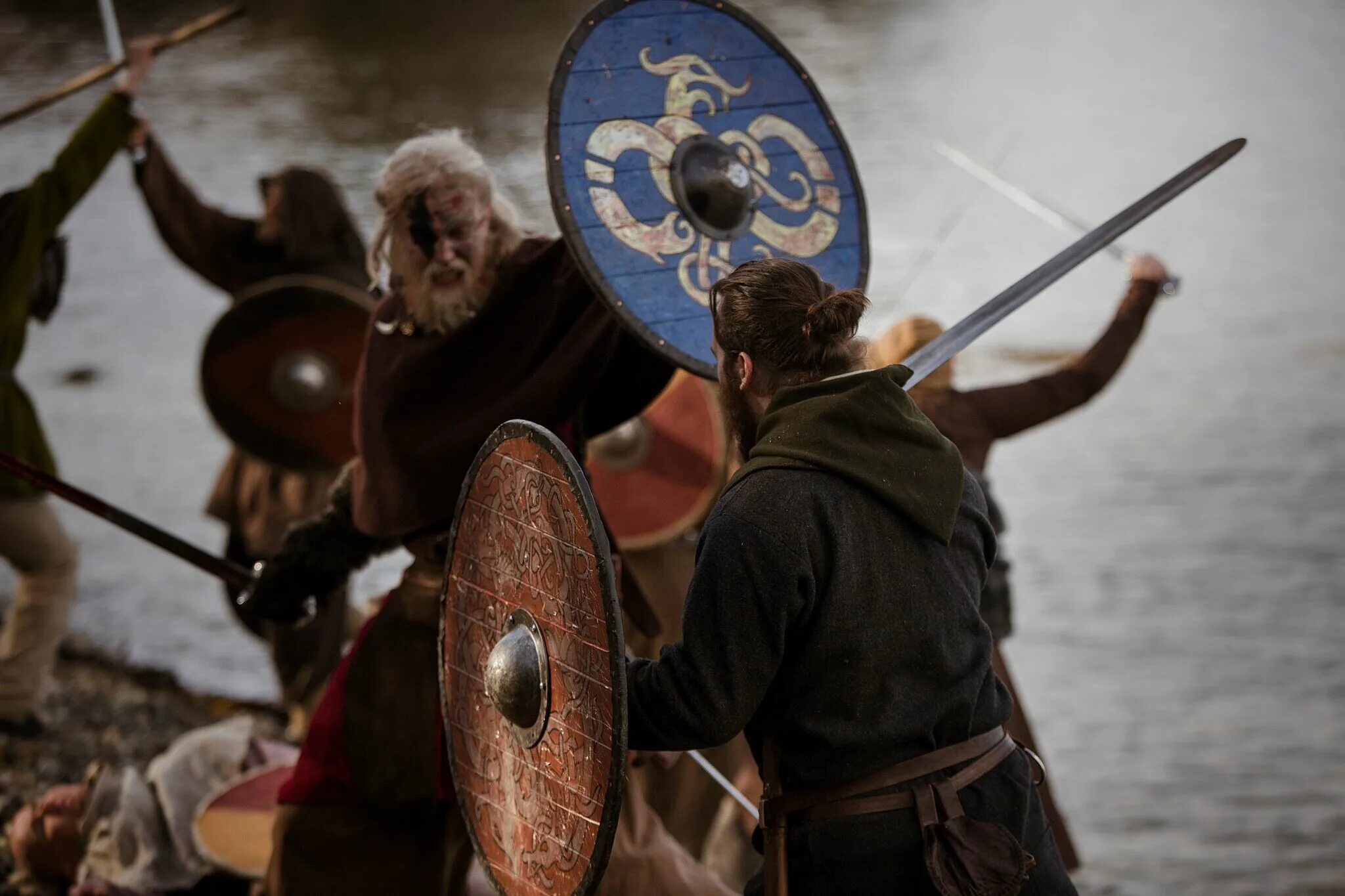 По древней традиции поединок сильнейших. Хольмганг поединок Викинги скандинавы. Викинги в бою. Эпоха викингов.