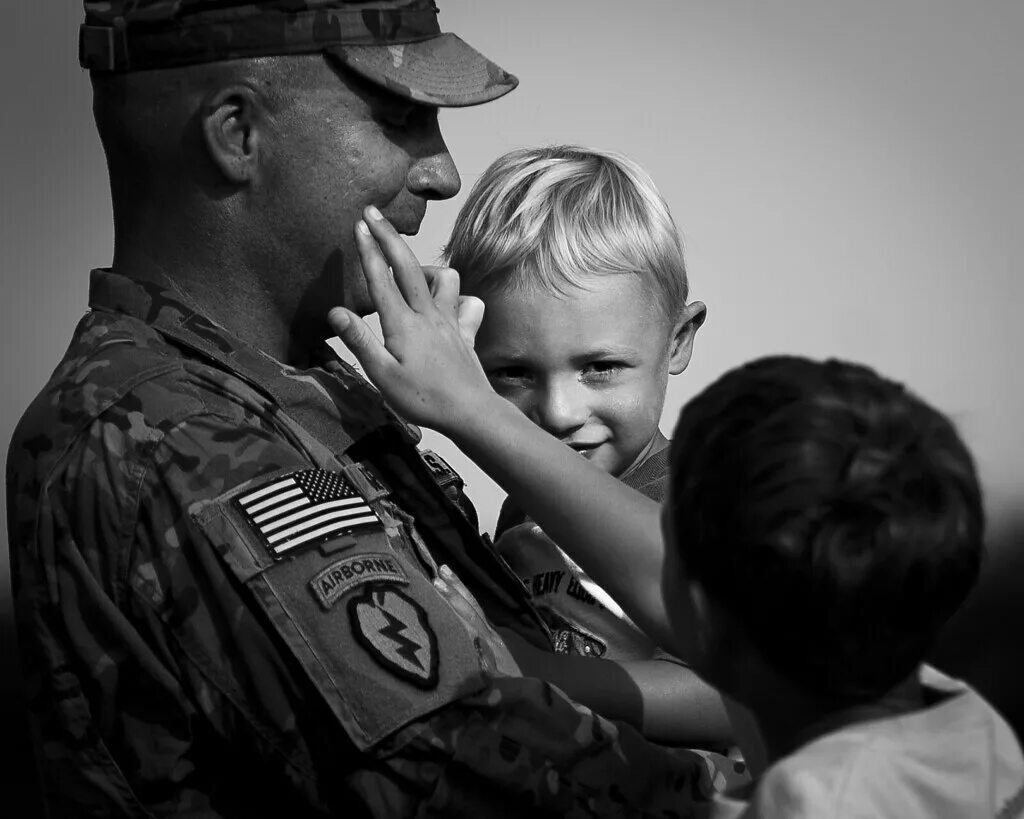Военная семья. Солдат с семьей. Солдат с ребенком. Война семей. Семья военного США.