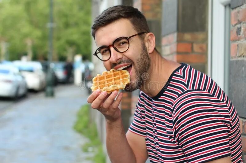 Мужик ест вафли. Вафли для детей. Кушает вафли. Мальчик ест вафли.