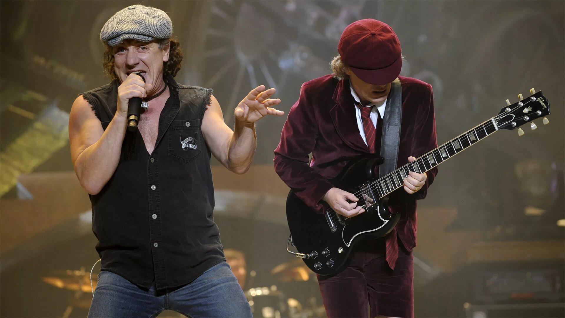 Ac dc группа видео. Брайан Джонсон AC/DC. Солист группы ИСИ ДИСИ. Брайан Джонсон AC/DC 1990. AC DC Angus young 1990.