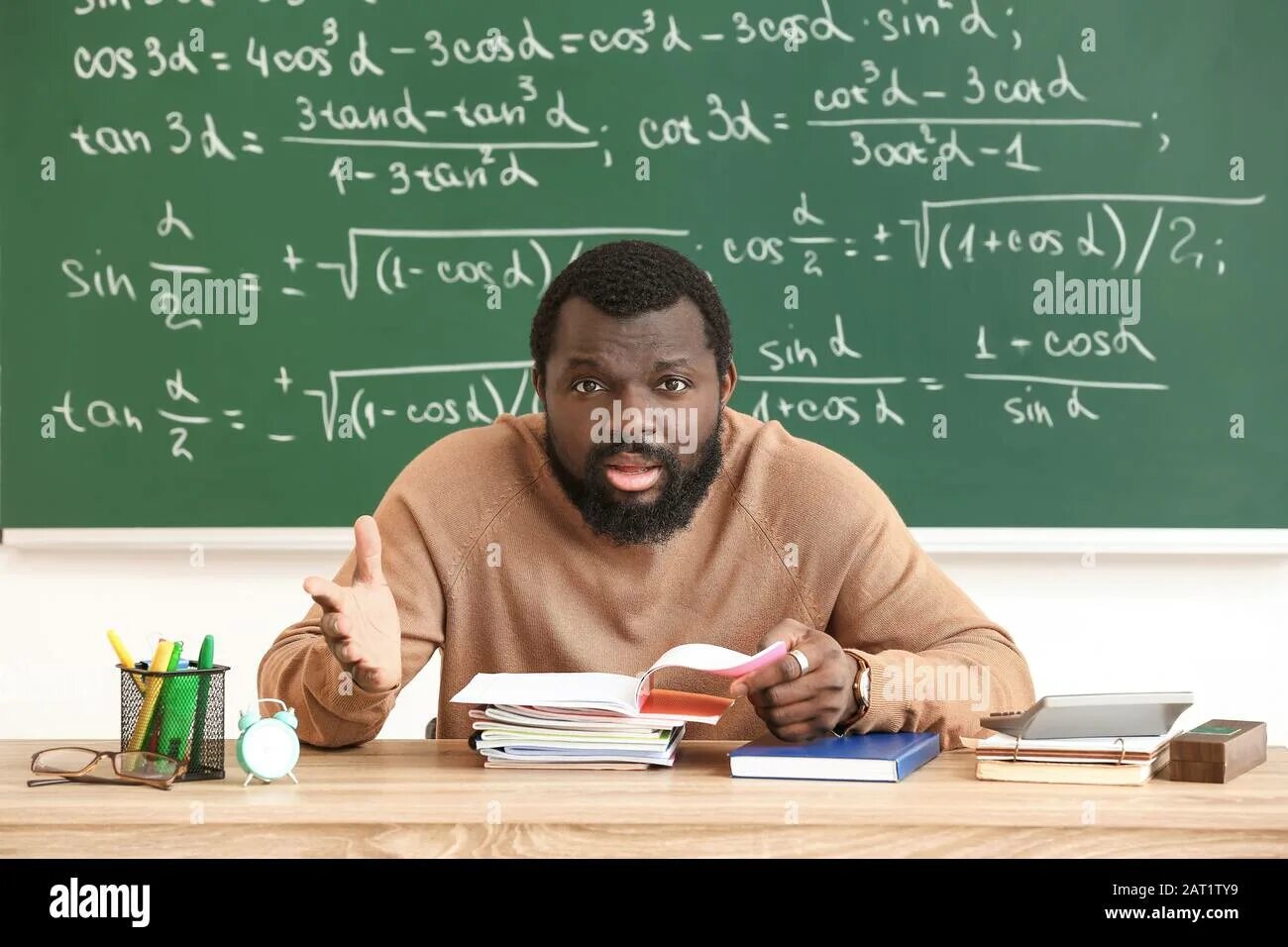 Teacher check on. Американские учителя. Афроамериканский преподаватель. Фото американских учителей. Американец учитель.
