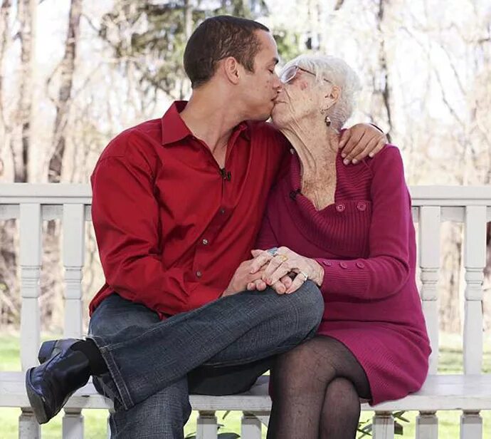 женщина старше. мальчик любит женщину старше. парень и взрослая женщина. мальчик любит женщину старше. мужчина и женщина.