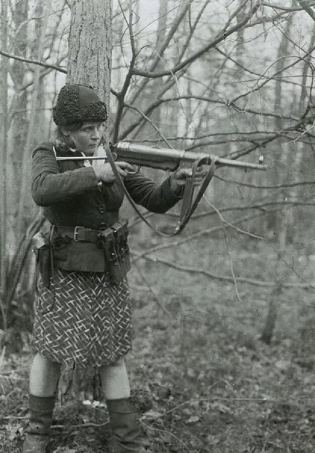 Вермахт партизаны. Трофейный камуфляж в ркка. партизаны ркка. ркка с трофейным мп40. мп40 партизанский.