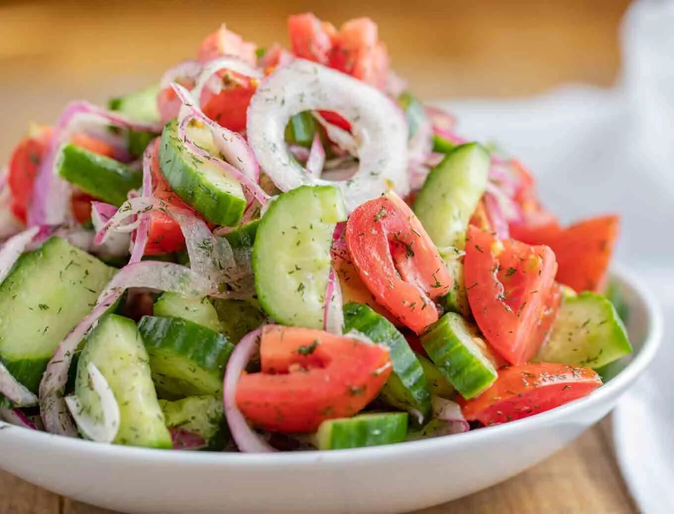 Салат из огурцов и овощей. Огурец pomidor salad. fresh salad cucumber tomato. салат из свежих огурцов и помидоров. салат летний огурцы.