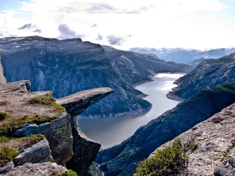 Какая страна имеет знаменитую природную достопримечательность фьорды. Расщелины Акернесет в Норвегии. Акернесет гора в Норвегии. Язык тролля Норвегия. Гора язык тролля Норвегия.