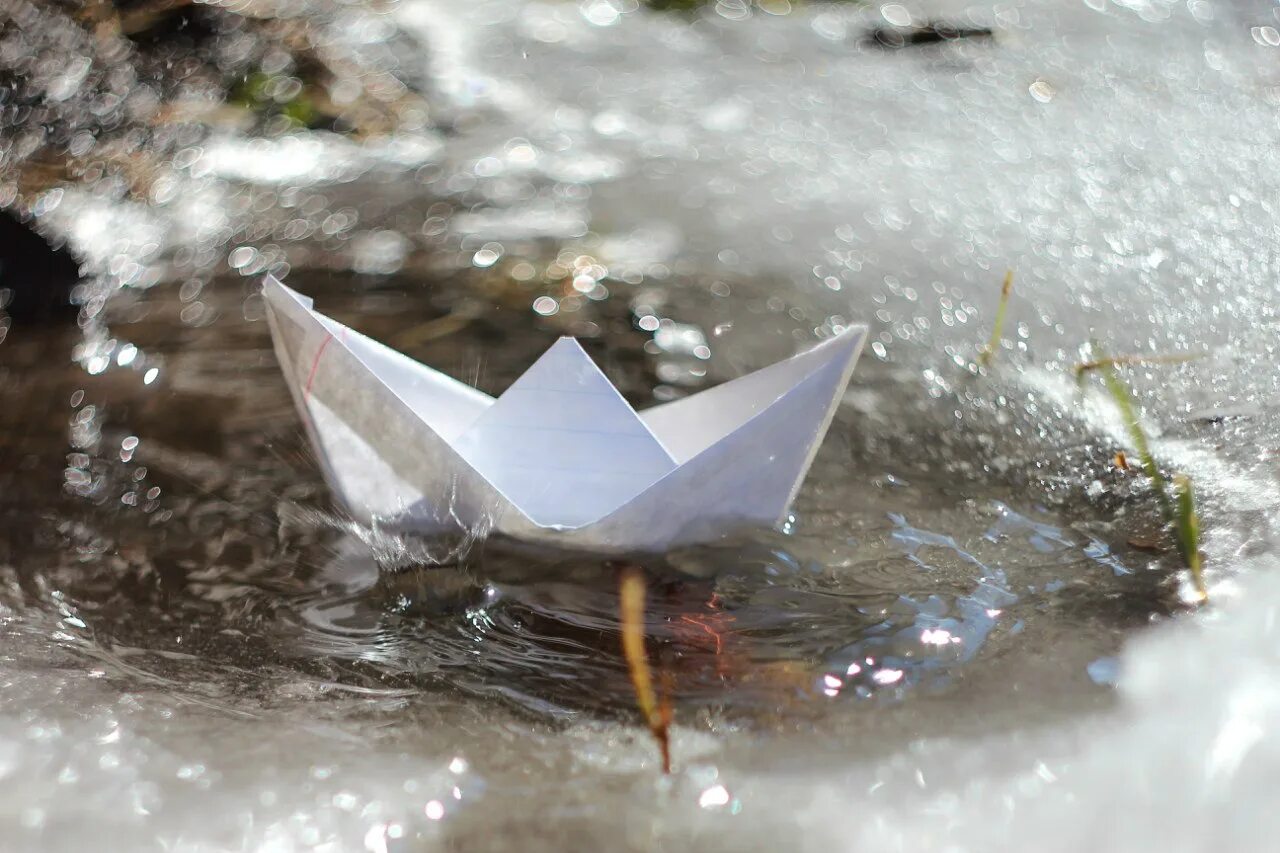 Бумажный кораблик плывет. Весенний Ручеек кораблик. Бумажный кораблик на ручье весной.