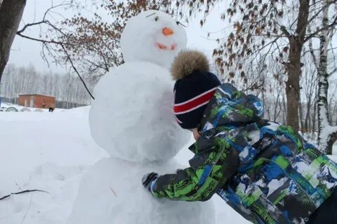 Дети лепят из снега