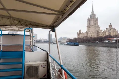 Теплоход река