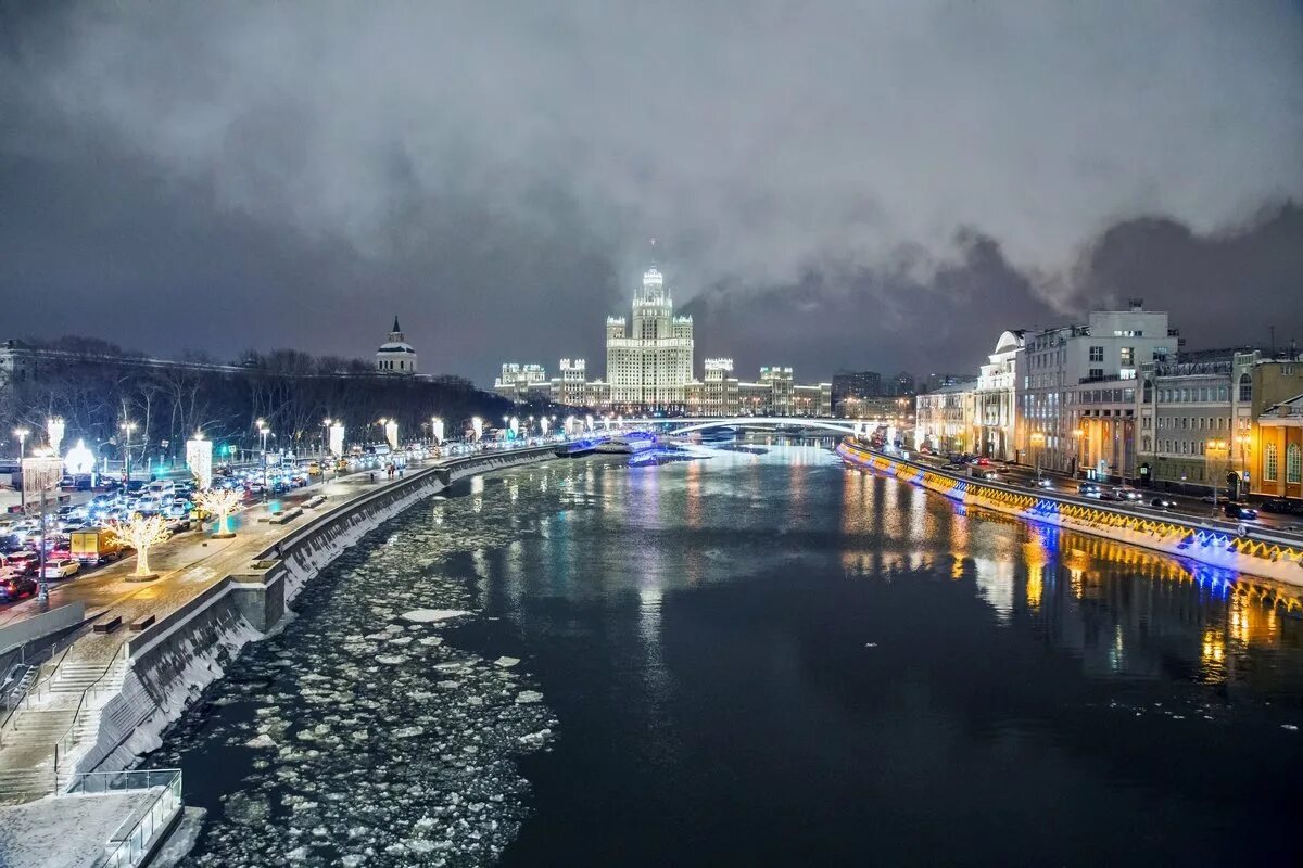 Москва река грязная. Вода москва. Москва зимой. Братиславская река москва. Иллюзион, москва, котельническая набережная.