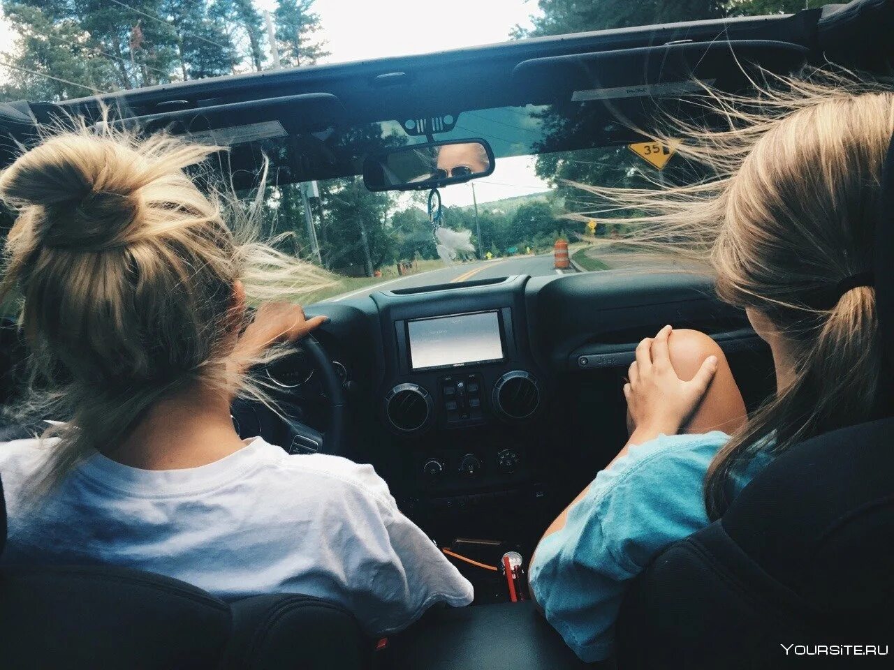 Две девушки смеются. Подруги в машине. Две девочки в машине. Две девочки в машине. Две девочки в машине.