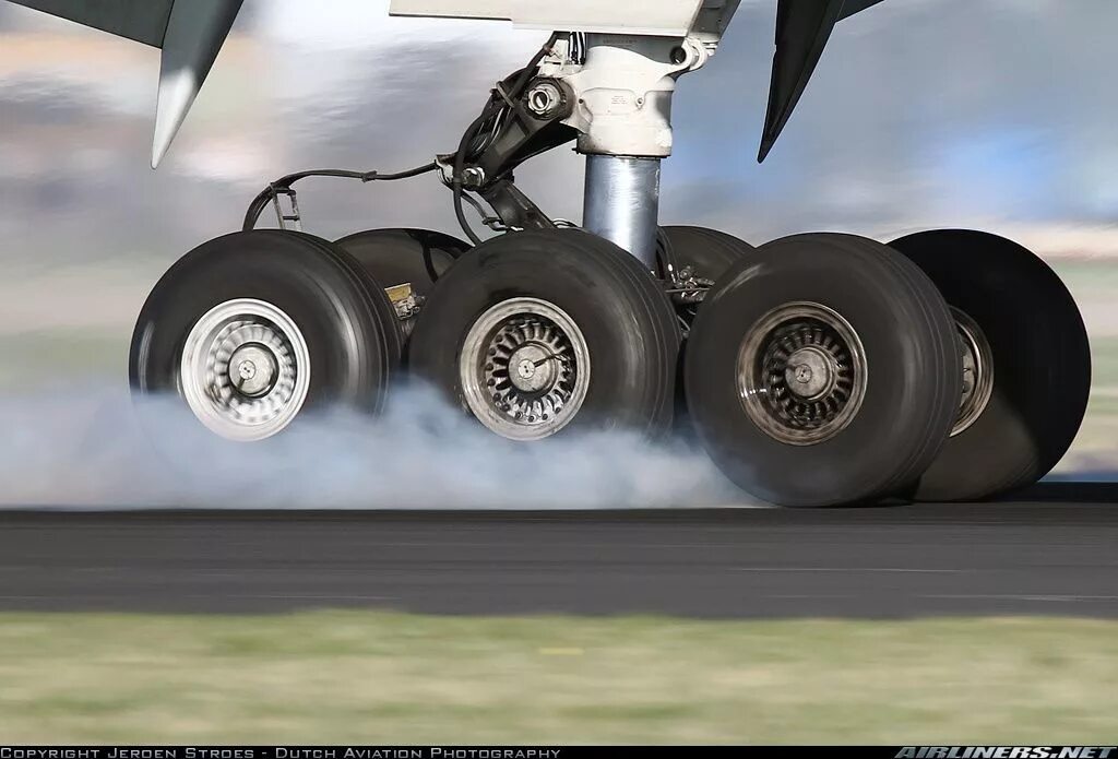 Шасси самолета боинг 777. Шасси самолета боинг 747. Боинг 747 шасси. Шасси boeing b777-200. Колеса боинга 777.