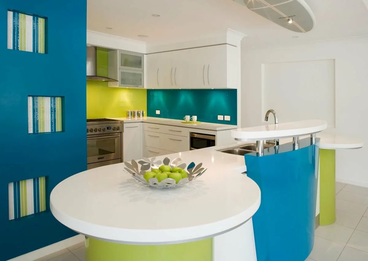 Какие цвета сочетаются на кухне. Кухонный интерьер. Яркая кухня. Яркая современная кухня. Кухни цветовые решения.