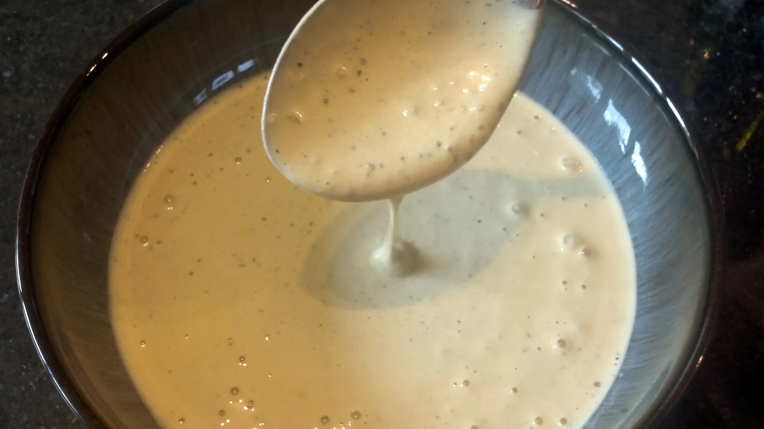 цезарь горчичный соус. соус для цезаря из желтков. соус цезарь. соус цезарь состав классический. соус цезарь фото.