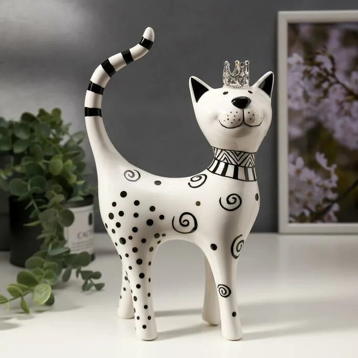 Керамическая кошка купить. Керамические кошки. Керамическая сувениры фигурка кошка. Статуэтка кошка керамика. Сувениры кошки из керамики.