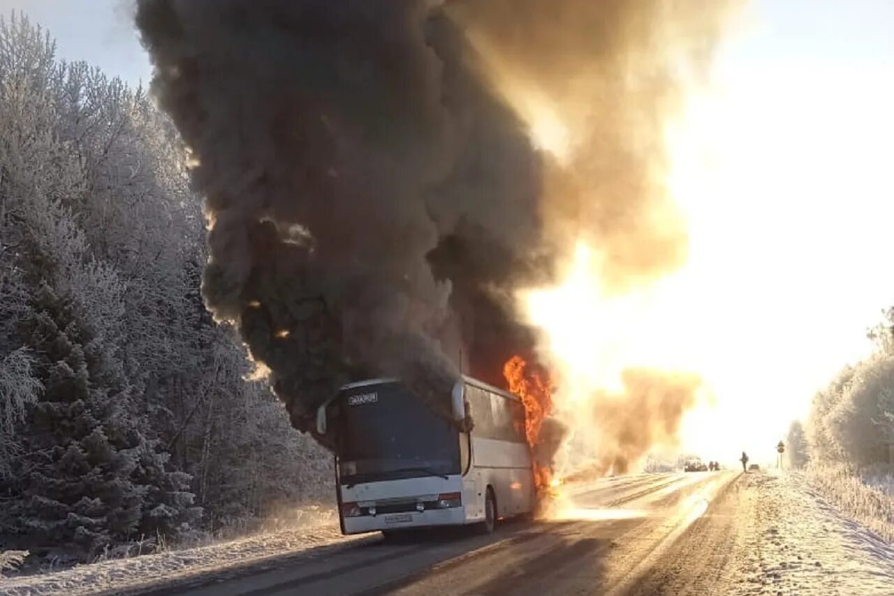 Автобус пермь чернушка сегодня. Оса Юго Камский сгорел автобус. Сгорел автобус в Пермском крае на трассе.