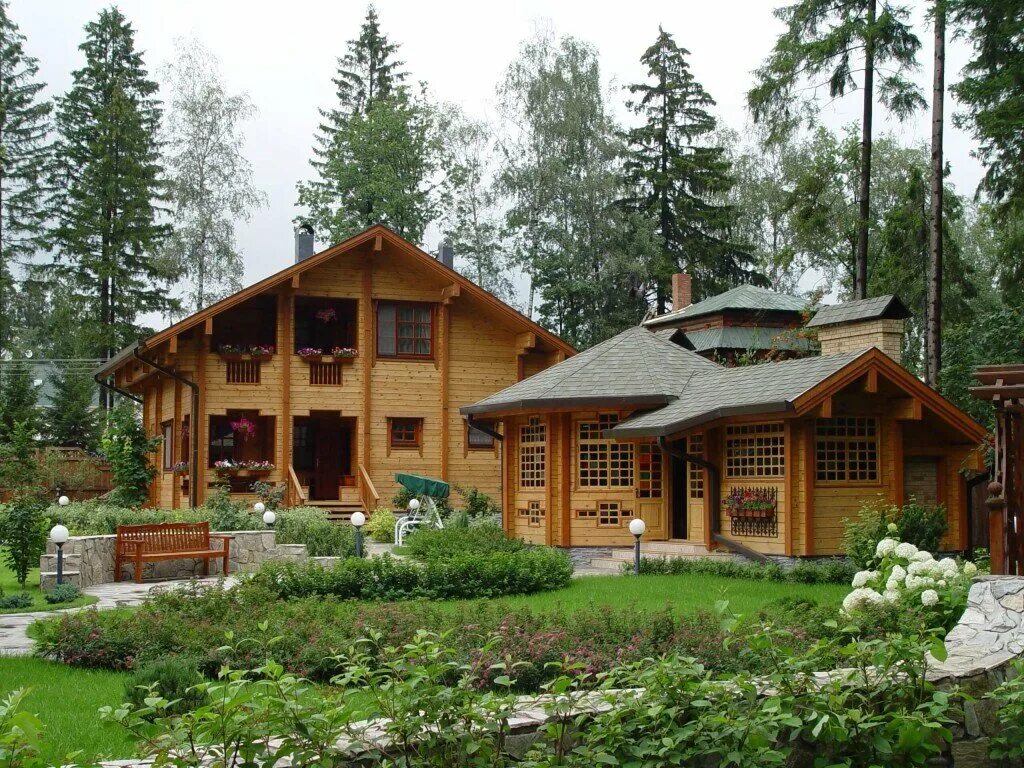 Дом из бруса в лесу. Ландшафт с деревянным домом. Красивые участки загородных домов. Красивые большие деревянные дома. Строения загородные