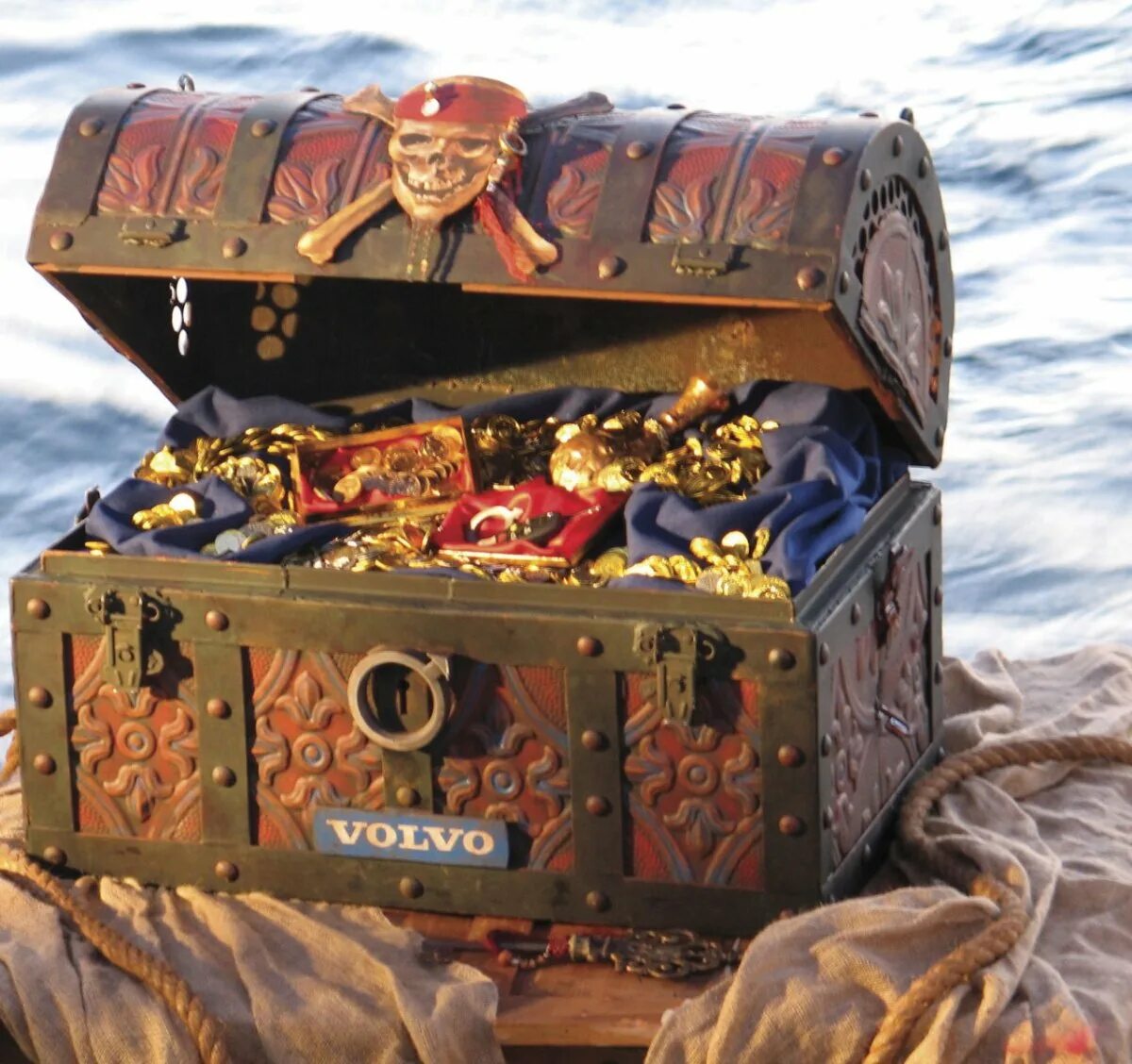 Где зарыт клад пиратов. Настоящий пиратский клад. Пиратский сундук с сокровищами. Пиратское золото. Пират с сундуком и сокровищами.
