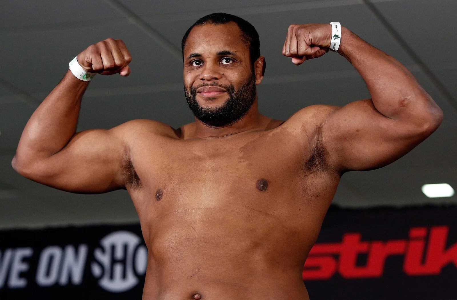 Кормье биография. Даниэль Кормье. Daniel cormier Strikeforce. Дэниел Кормье худой. Даниэль Кормье фото.