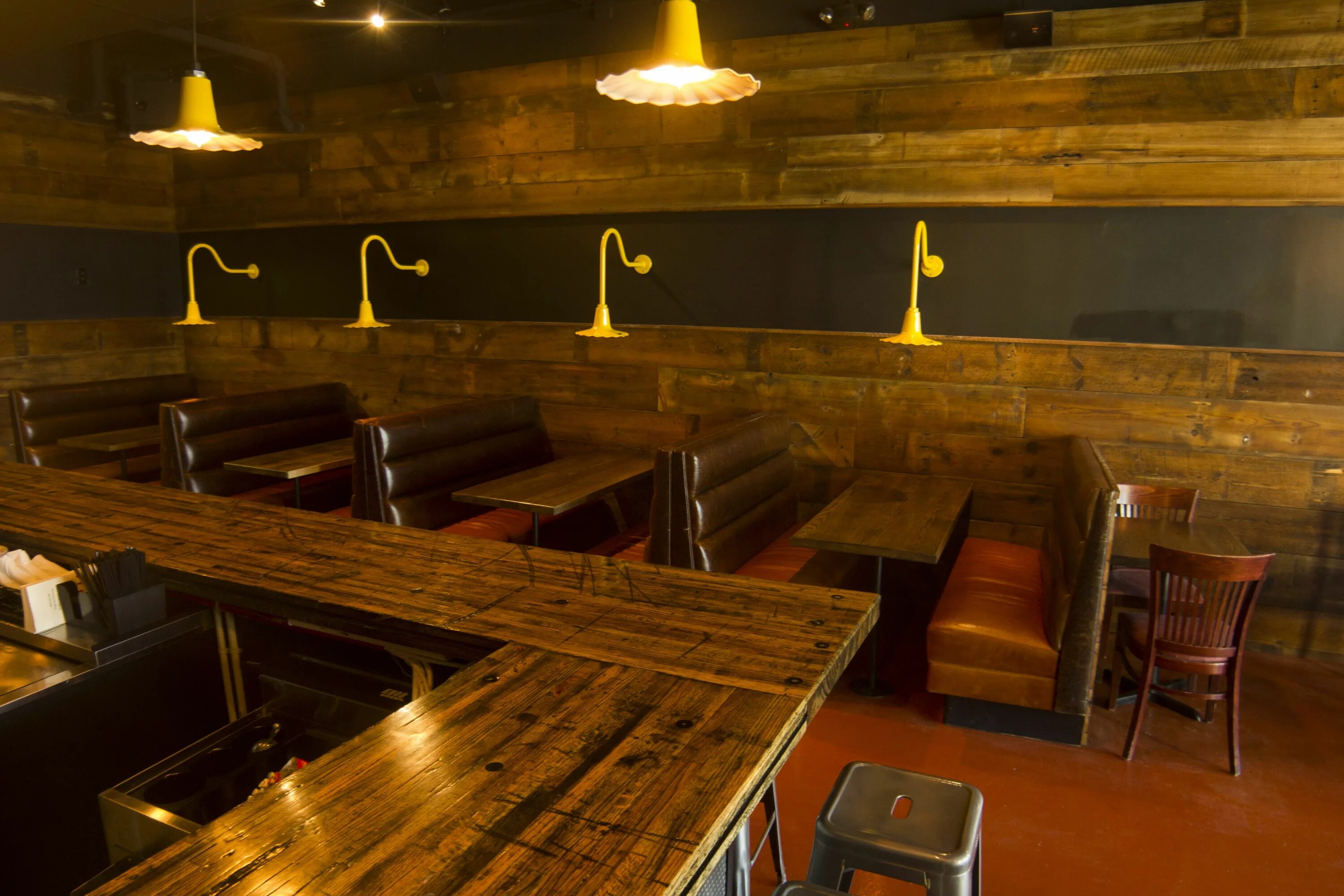 Деревянная столешница в баре. Wood wood bar. Вуд бар пятигорск. Нобель бар киров. Wood wood bar.