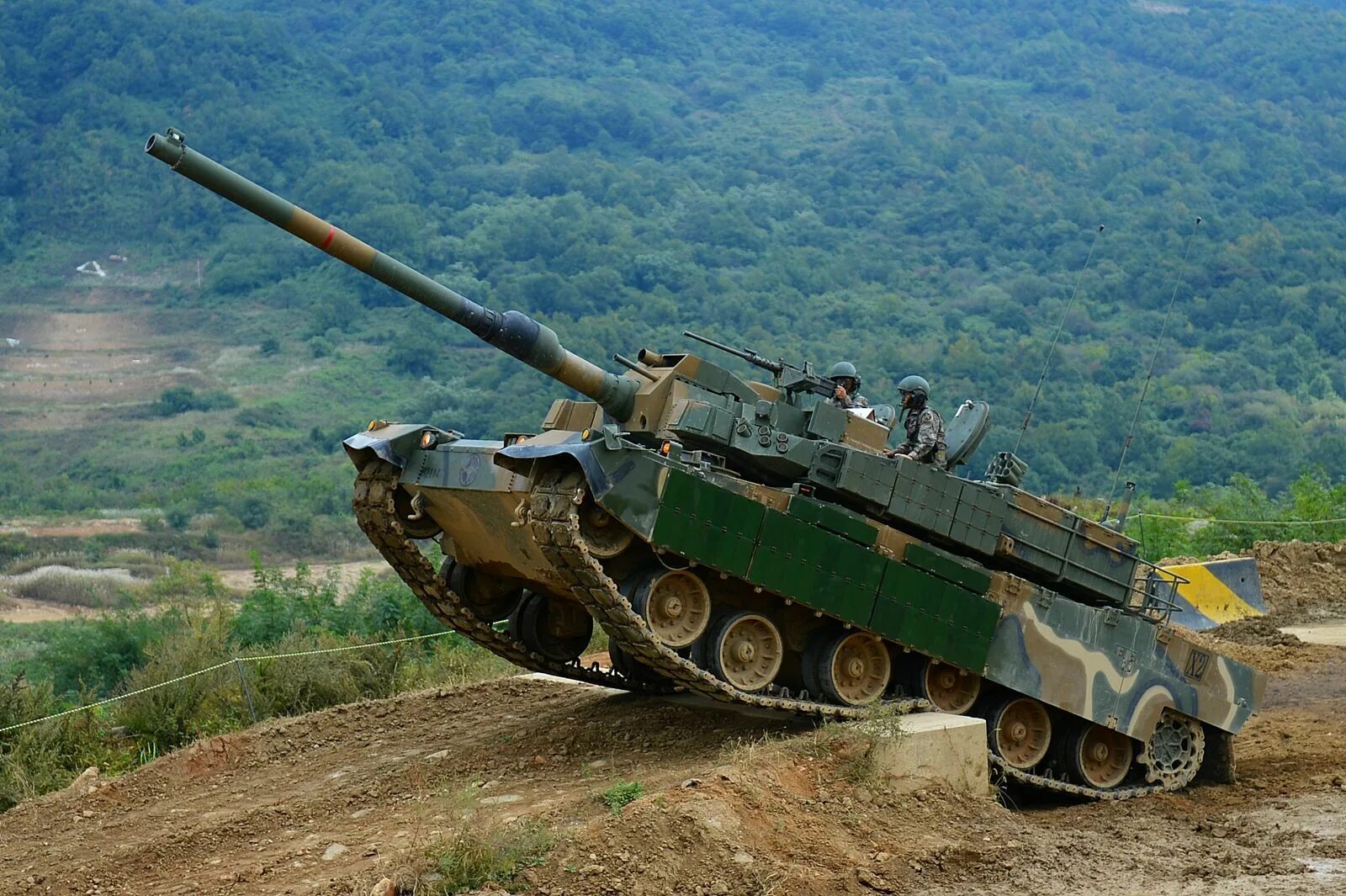 Какой самый лучший танк. Танк к2 черная пантера. южнокорейский k2 black panther. корейский танк к2 черная пантера. k2 black panther танк.